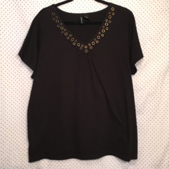 jason maxwell Tops - Embellished Short Sleeve V Neck Cotton Top
